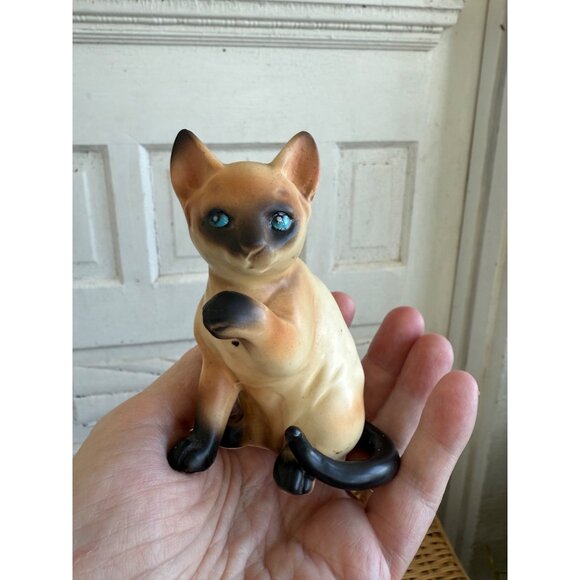 Vintage MCM Lefton Siamese Cat Figurine Cleaning Paw - Picture 9 of 9